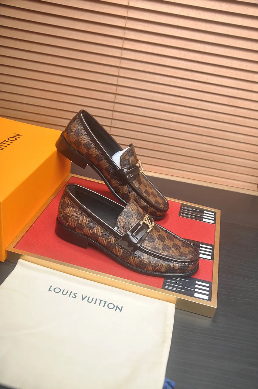 Men's men's shoes 💰540💶 [LV] (original single cowhide lining) 🍀LV's latest genuine leather business suit shoes are launched simultaneously on the official website. The first-layer cowhide imported from Italy is made of heavy gold, 💥official website 1:1 rubber outsole. Versatile to wear, high-end without losing class, and the color combination is extraordinary. This four-season style is alluring when worn on your feet, showing off your big-name flair. Standard code 39-45 (45 customized)